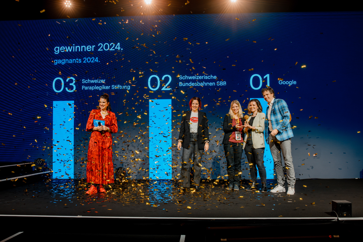 Die Sieger des Randstad Award Events 2024 feiern ihren Sieg auf der Bühne: Schweizer Paraplegiker Stiftung, Schweizerische Bundesbahnen SBB und Google.