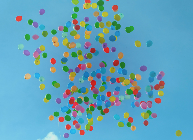des ballons d'hélium volent dans le ciel