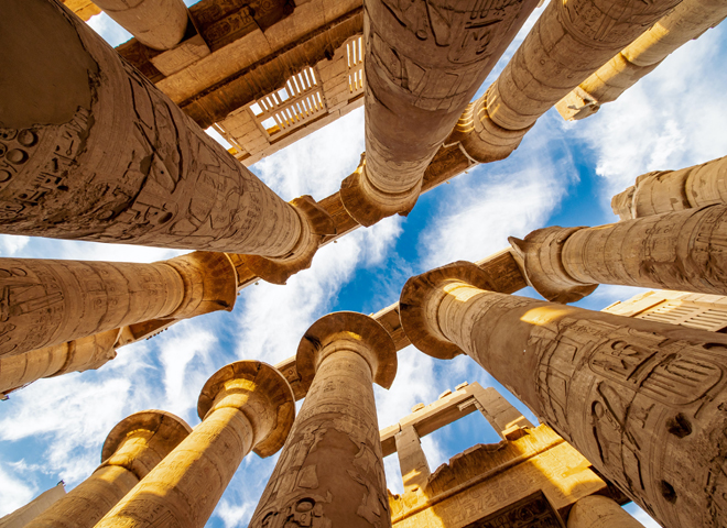 Des colonnes antiques avec un ciel bleu en arrière-plan