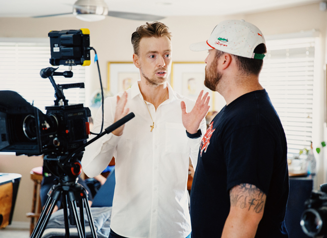 Deux hommes discutent lors d'un tournage de film