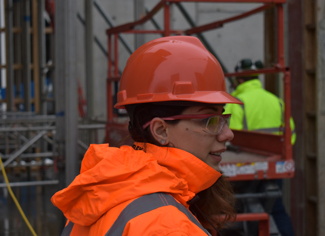 Une femme sur un chantier avec un casque de sécurité