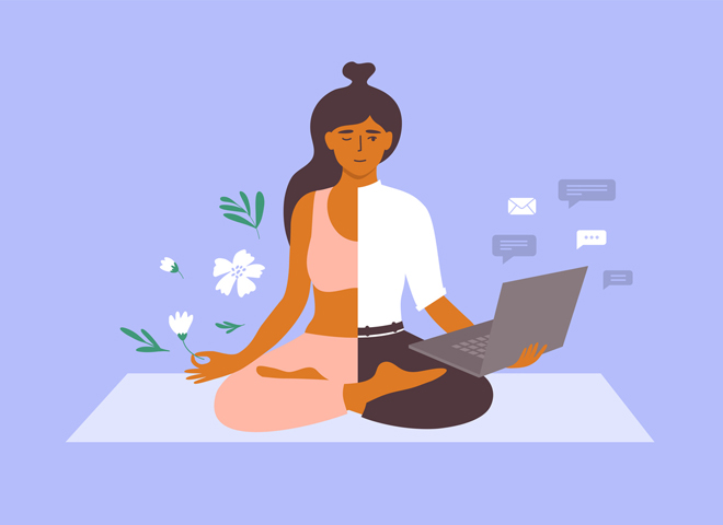 Comment prévenir les souffrances au travail? Une femme d'affaires médite sur un tapis de yoga, avec un ordinateur portable et une fleur à la main