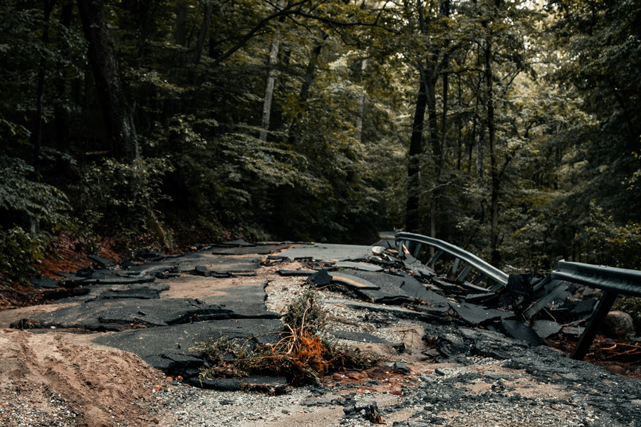 Une route détruite par un tremblement de terre