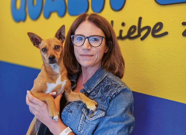 Alexandra Regli, HR Leiterin von Qualipet AG in Dietikon mit Hund