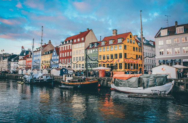 Häuserreihe am Fluss mit Booten Nyhaven in Kopenhagen, Dänemark