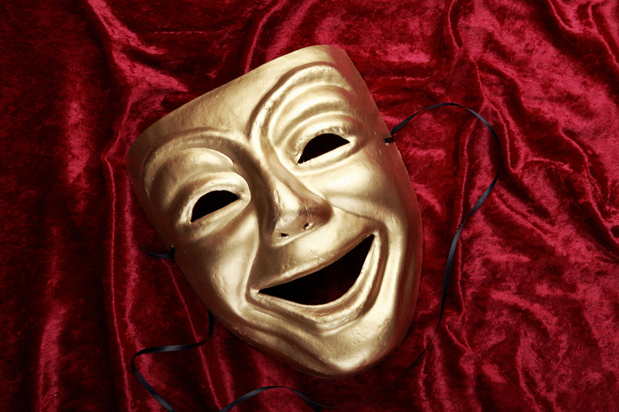 Humour au travail: un masque de théâtre vénitien posé sur du velours