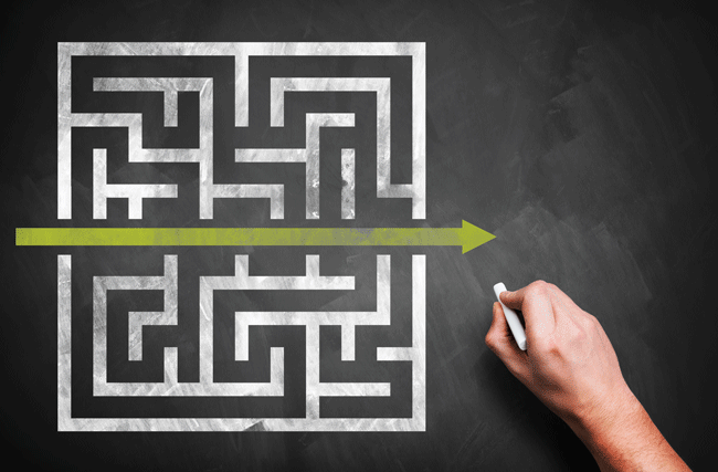 Ein Labyrinth wird gelöst, indem ein Pfeil quer durch alle alle möglichen Pfade gezogen wird, symbolisch für Effizienz in Administration und HRM dank Business Process Engineering.