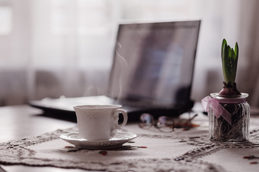 Conseils pour accompagner le télétravail: un bureau à la maison avec un ordinateur et une tasse de café