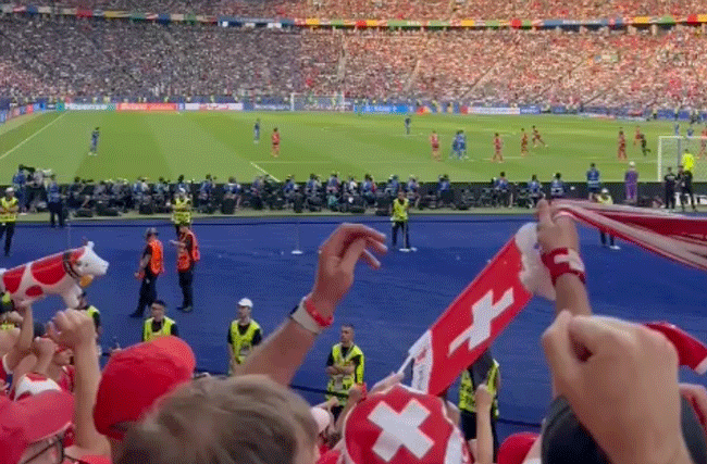 Spiel zwischen Schweiz und Italien in Berlin an der UEFA Europameisterschaften mit Schweizer Fussballfans im Vordergrund