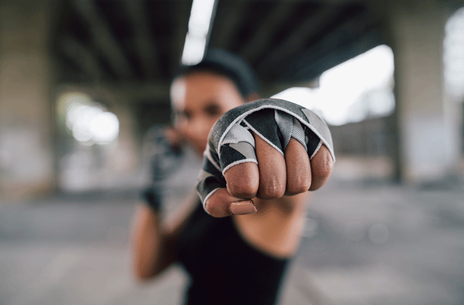 Frau mit Boxinghandschuhen