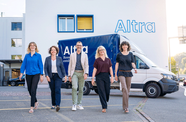 personalmanagement der Stiftung Altra steht der Reihe nach vor einem Transporter der Stiftung Altra