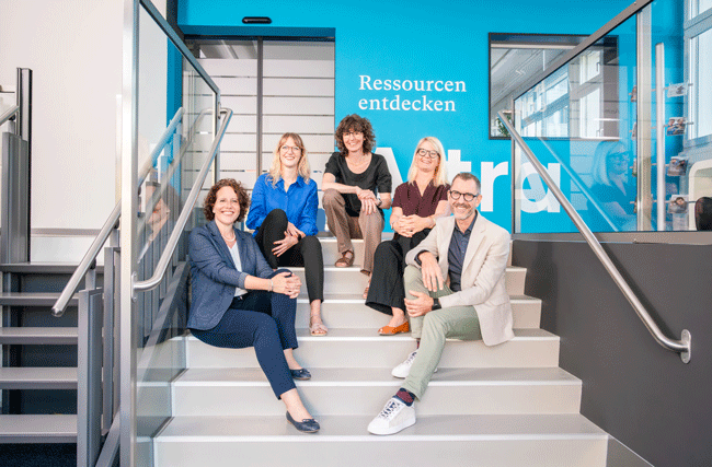 personalmanagement der Stiftung Altra sitzt auf einer Treppe vor dem Hauptgebäude.