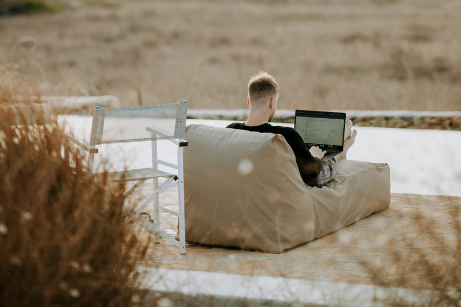 Un homme travaille sur un ordinateur portable sur une terrasse