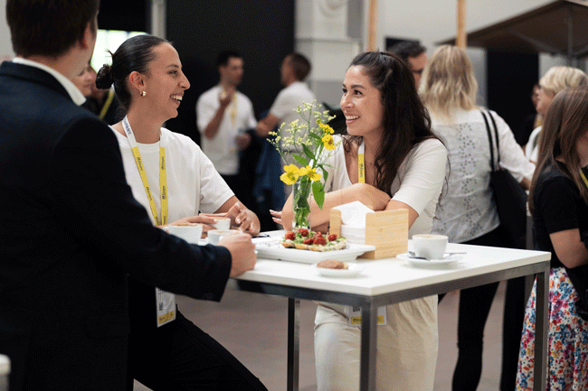 Zwei Frauen und ein Mann tauschen sich am Apero vom HR Campus Experience 2024 aus