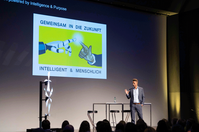 CEO HR Campus Experience Moritz Marti spricht mit seinem Avatar