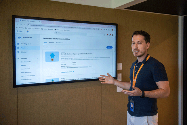 Phillip Cinkul von Workday erklärt, was auf dem grossen Bildschirm zu sehen ist