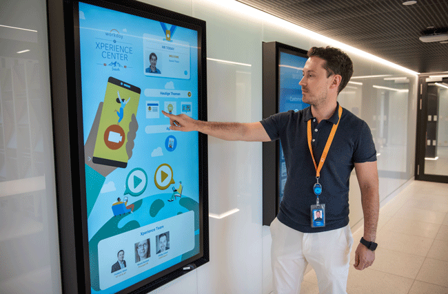 Phillip Cinkul von Workday tastet auf einen grossen Bildschirmen