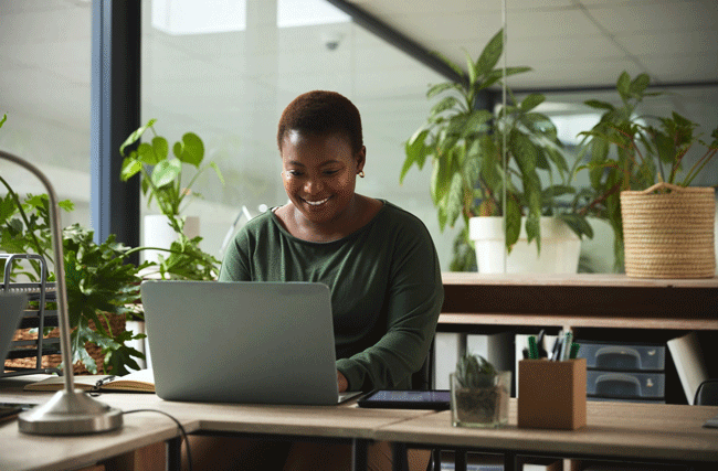 Laptop, Geschäft und schwarze Frau im Büro an Arbeitsplatz mit Lächeln, die an Online-Projekten, -Berichten und -Recherchen arbeitet. Kreativer Arbeitsbereich, Produktivität und weibliche Arbeiterin am Computer für Website, Internet und E-Mail, fühlt sich wohl