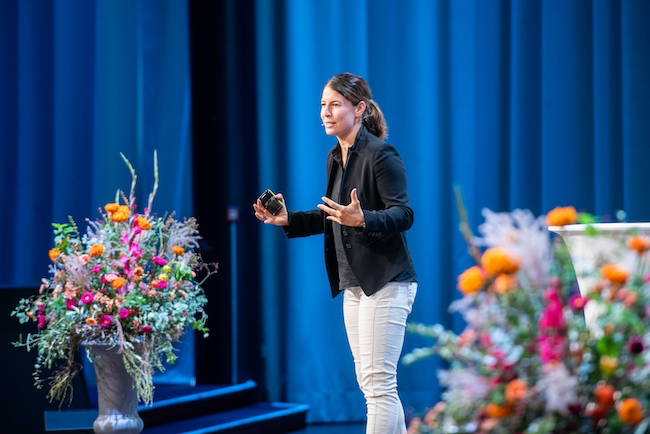 Dominique Gisin, ehemalige Skirennfahrerin und Olympiasiegerin, präsentiert an der BGM Tagung 2024 am 18. September 2024 im Kurssaal Bern zum Thema Resilienz, organisiert von der Gesundheitsförderung Schweiz