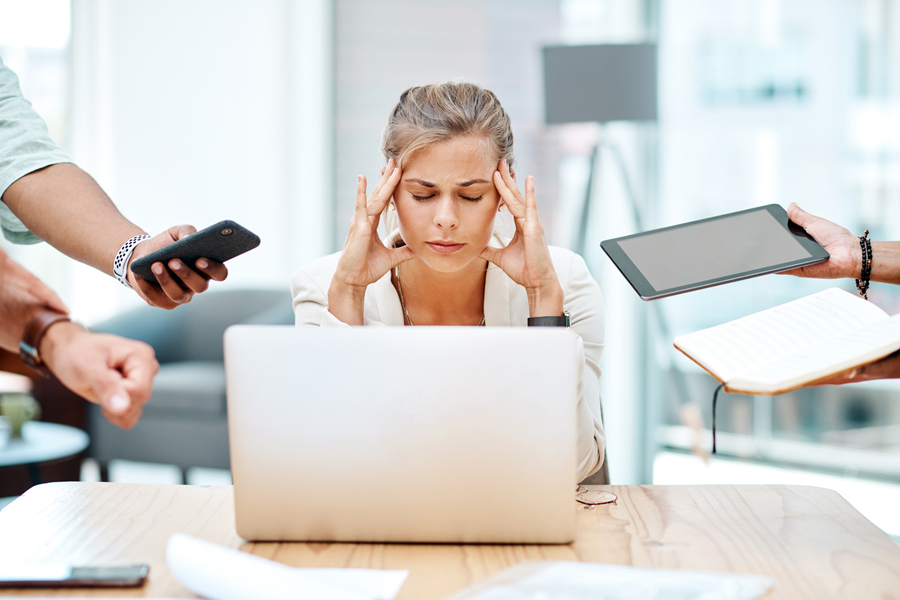 Femme d'affaires essaie de se relaxer dans un environnement de bureau exigeant