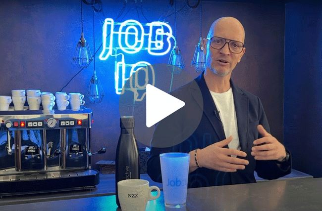 Matthias Mäder von Prospective Media Services steht an einer Bar neben einer Kaffeemaschine. Er moderierte die Online-Veranstaltung Recruiting Convention TV 2024