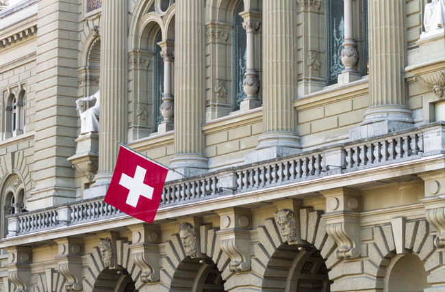 Bild einer Schweizer Fahne am Bundeshaus im Bern. Die BVG-Reform wurde in der letzten Abstimmung abgelehnt.