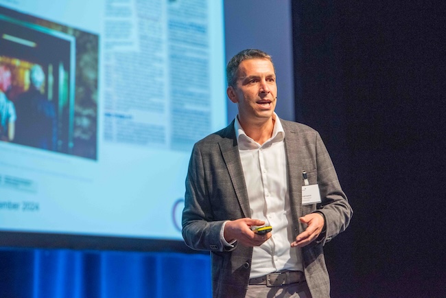 Ronald Ivancic, , Dozent am Institut für Organisation und Leadership (IOL) an der OST – Ostschweizer Fachhochschule, eröffnete denden Ostschweizer Personaltag 2024 in der OLMA-Messe in St. Gallen mit seiner Keynote zum Thema Vielfalt der Generationen.