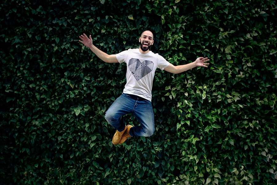 Un jeune homme souriant saute en l'air