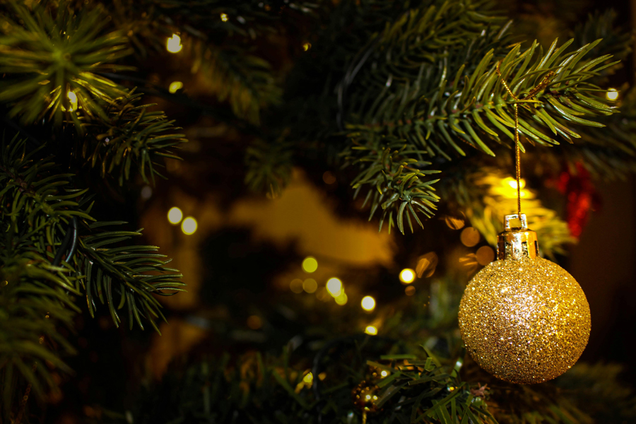 Un sapin de Noël orné de décorations