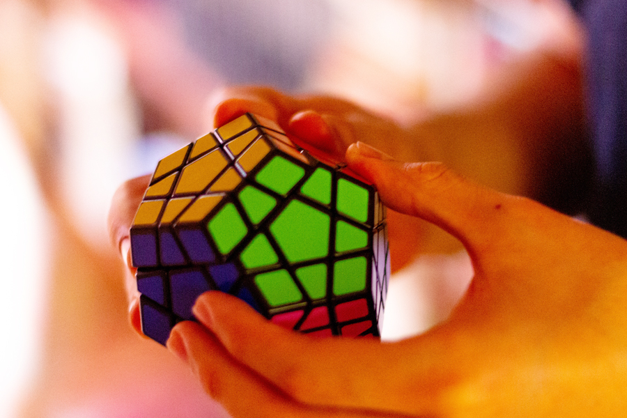 Une personne tient un Rubik's Cube dans ses mains