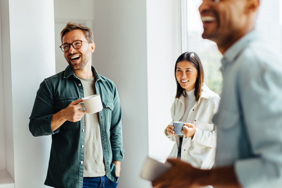 Des collègues heureux prenant une pause café au travail