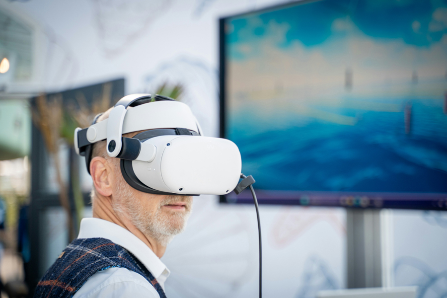 Un homme doté d'un casque de réalité virtuelle