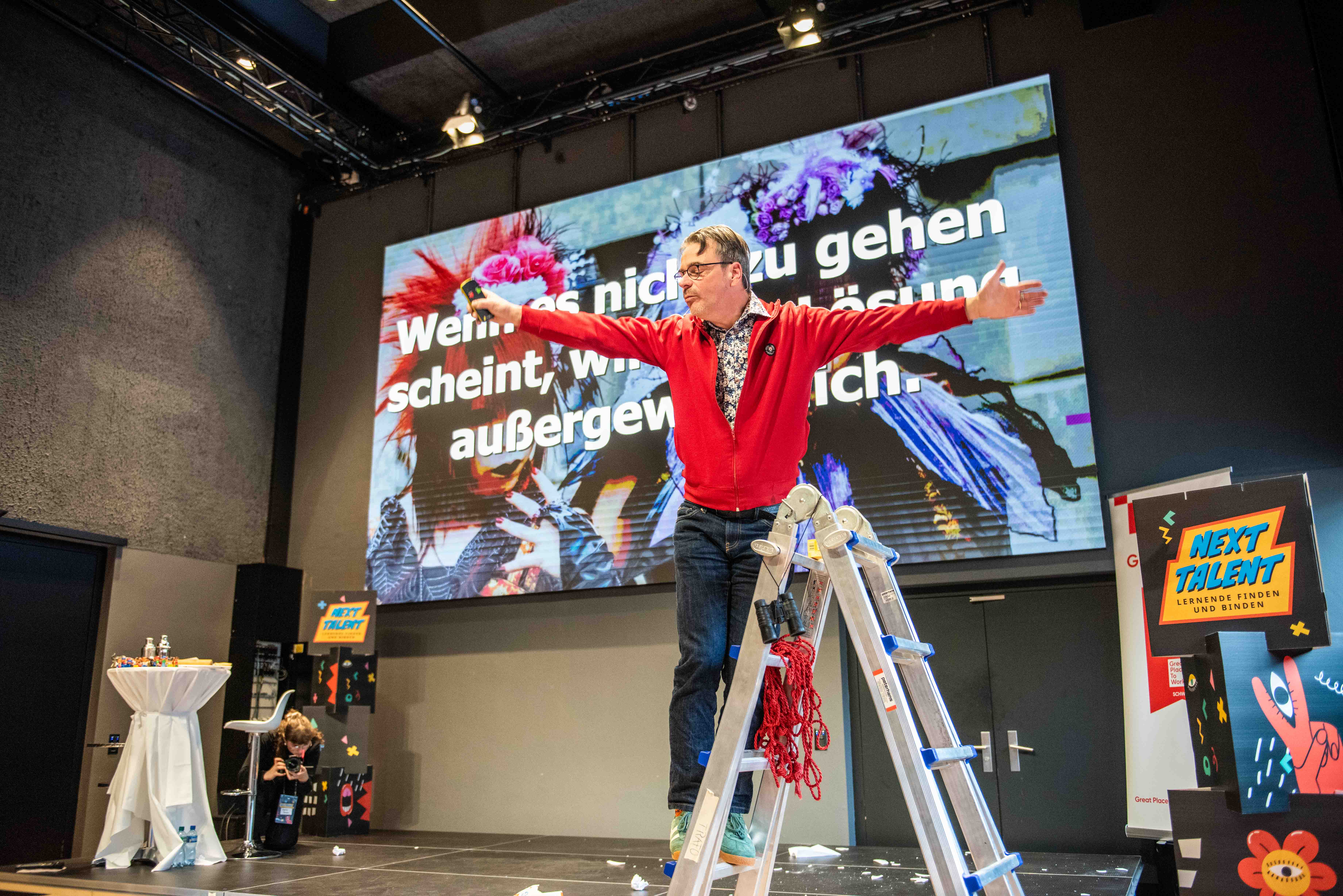 Das Bild zeigt Martin Gaedt bei einer sichtlich actionreichen Keynote