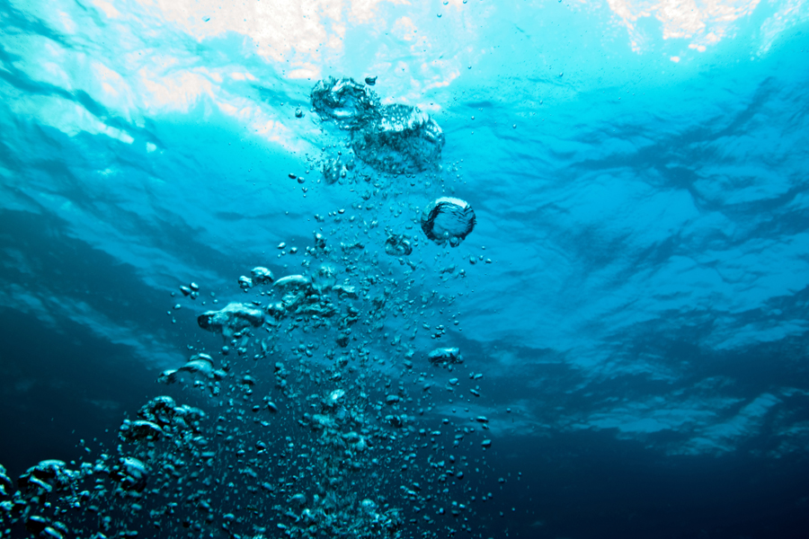 Vue sous-marine avec des bulles d'air au premier plan