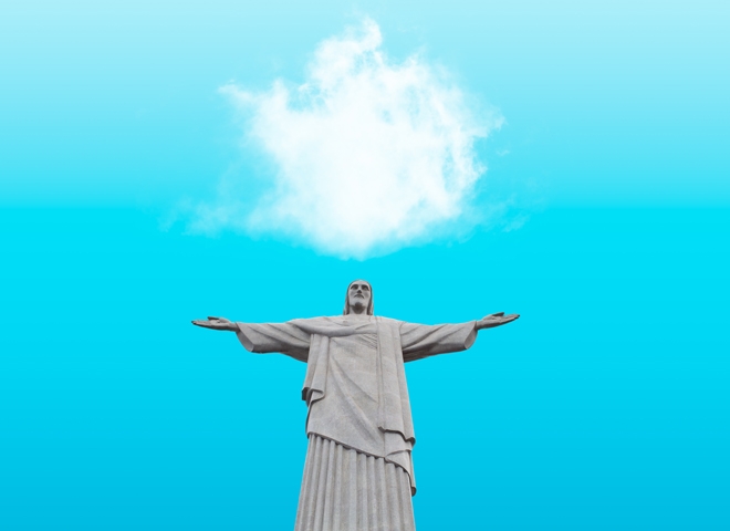 La statue du Christ Roi à Rio de Janeiro prise en photo devant un ciel bleu