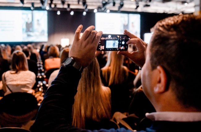 Voller Saal mit Leuten, die das Keynote auf dem Handy filmen am HR FESTIVAL europe