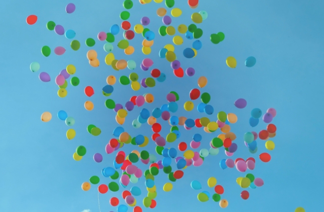 des ballons d'hélium volent dans le ciel