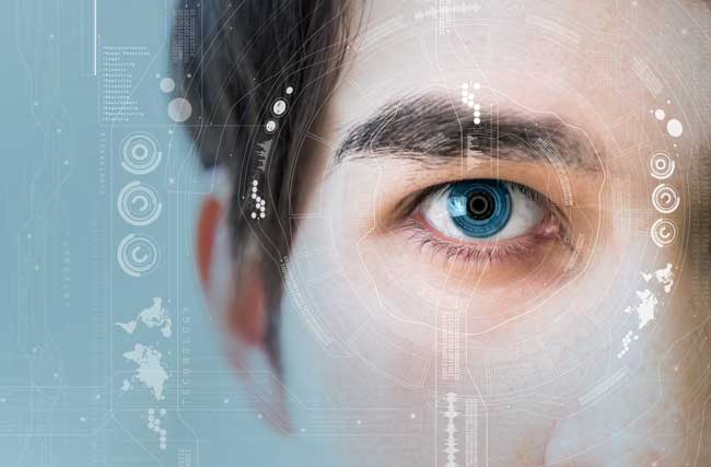 Eine Nahaufnahme eines männlichen Gesichtes, das auf futuristischer Weise analysiert wird
