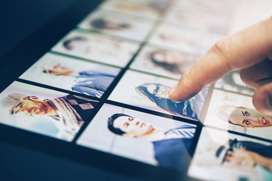 Recrutement et intelligence artificielle: Une personne pointe du doigt la photo d'un candidat