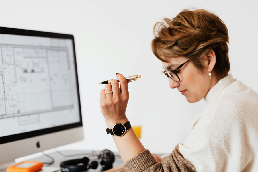 Qualité de vie en entreprise: une femme tenant un stylo réfléchit