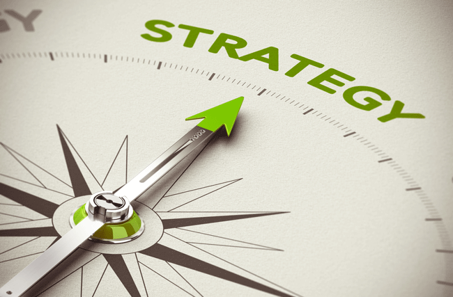Ein Kompass zeigt auf das Wort Strategie, symbolisch für Purpose Driven Leadership