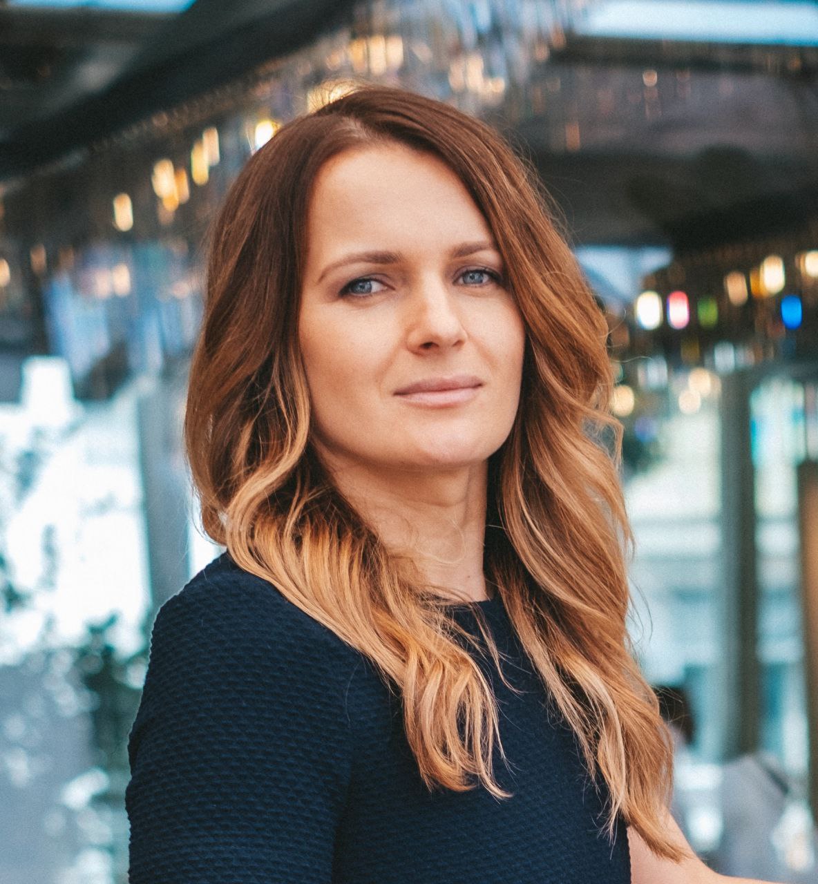 Das Bild zeigt Albina Koch, eine Frau mit langen braunen Haaren, blauen Augen und seriösem Gesichtsausdruck