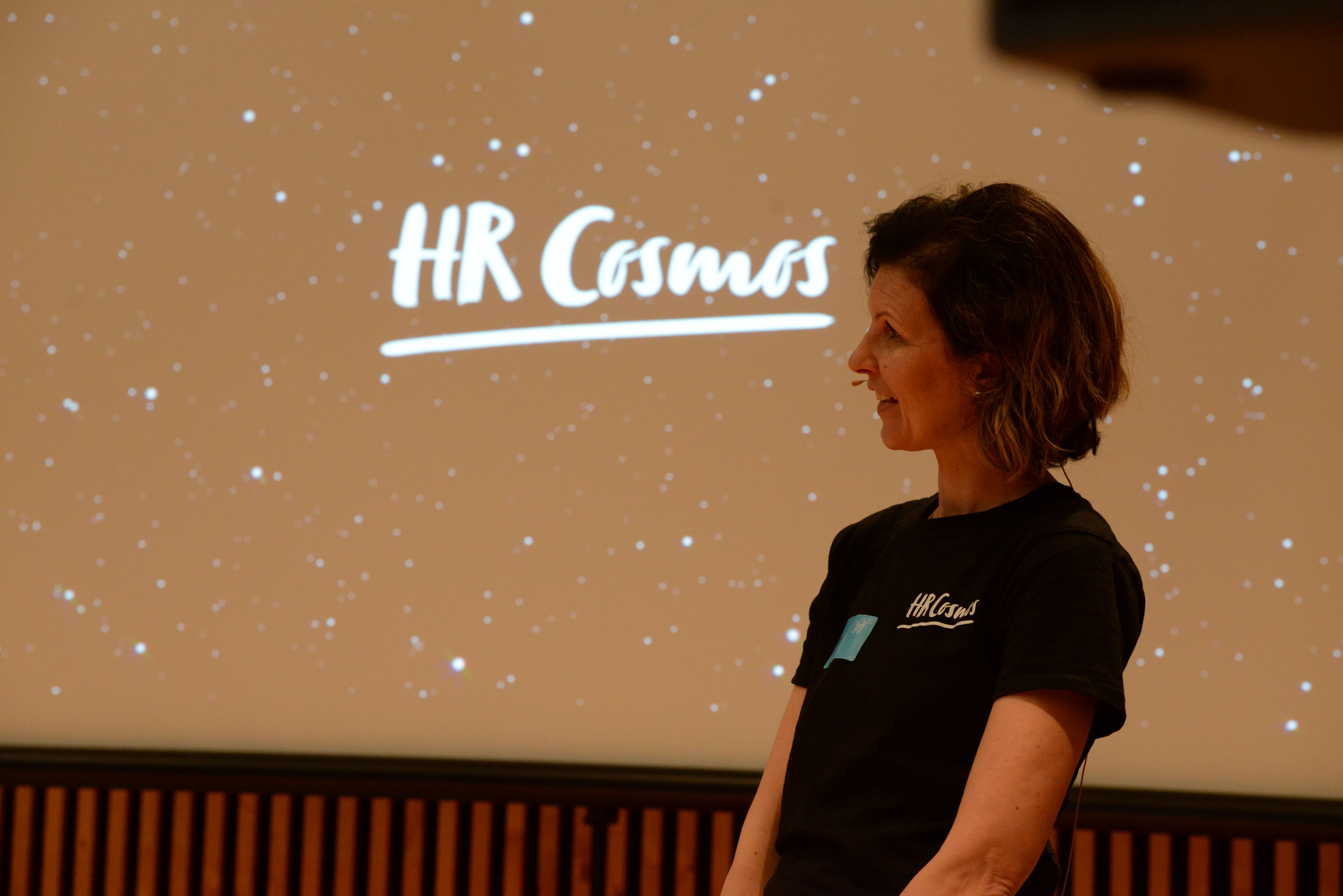 Eine Frau, im Hintergrund das HR-Cosmos-Logo