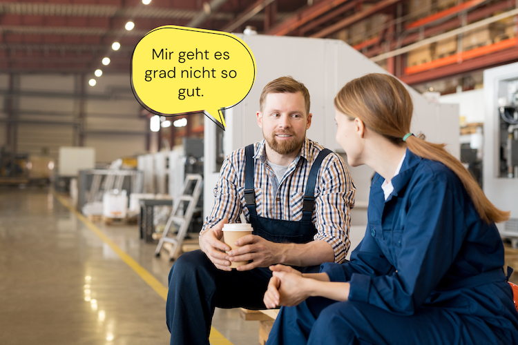 Zwei Mitarbeitende im Gespräch