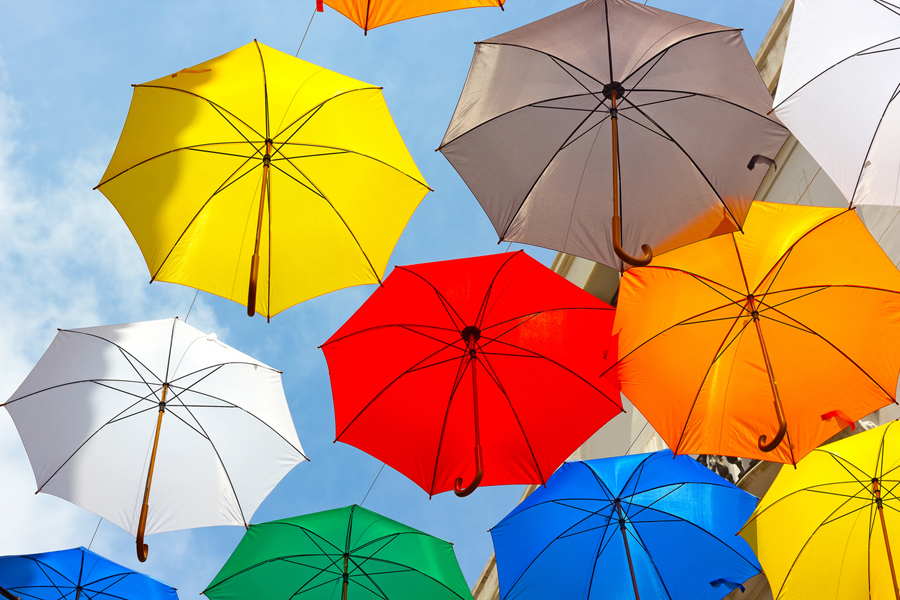 Des parapluies colorés dans le ciel