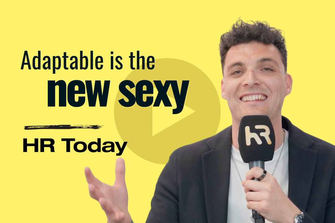 Das Bild zeigt den Titel des Videos, ausserdem den Speaker, Rob Hosking, ein attraktiver Junger Mann mit dunklen Haaren, der ein T-Shirt, eine Kette und einen Blazer trägt, sowie seine Haare kurz gestylt hat.