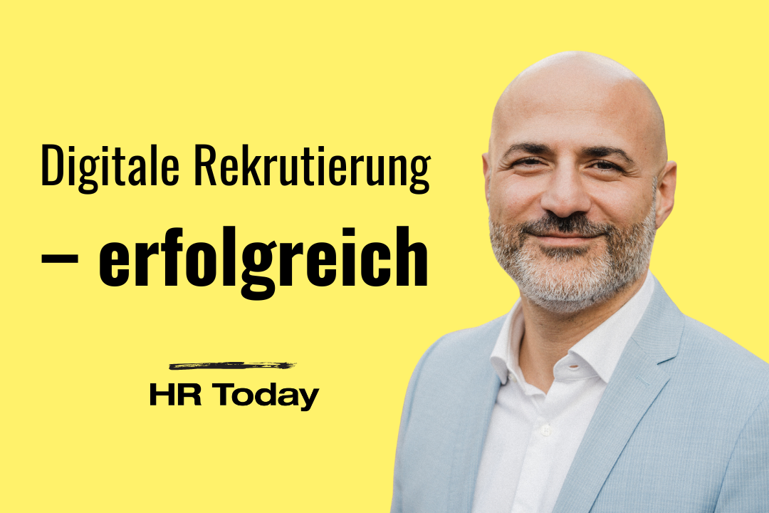 Grafik mit gelbem Hintergrund. Links steht in schwarzer Schrift der Text: „Digitale Rekrutierung – erfolgreich“, darunter das Logo „HR Today“ mit einem schwarzen Pinselstrich. Rechts ist ein Mann im hellblauen Anzug mit weissem Hemd abgebildet, der freundlich in die Kamera lächelt.
