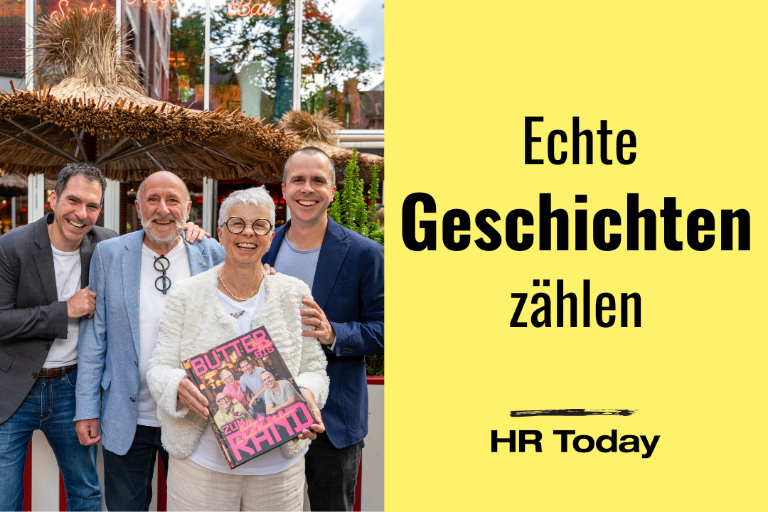Vier fröhliche Personen stehen eng beieinander vor einem Restaurant mit Strohdächern; eine ältere Frau in weissem Outfit hält ein Magazin mit dem Titel „BUTTER bis ZUM RAND“. Rechts im Bild steht auf gelbem Hintergrund der Text „Echte Geschichten zählen – HR Today“.