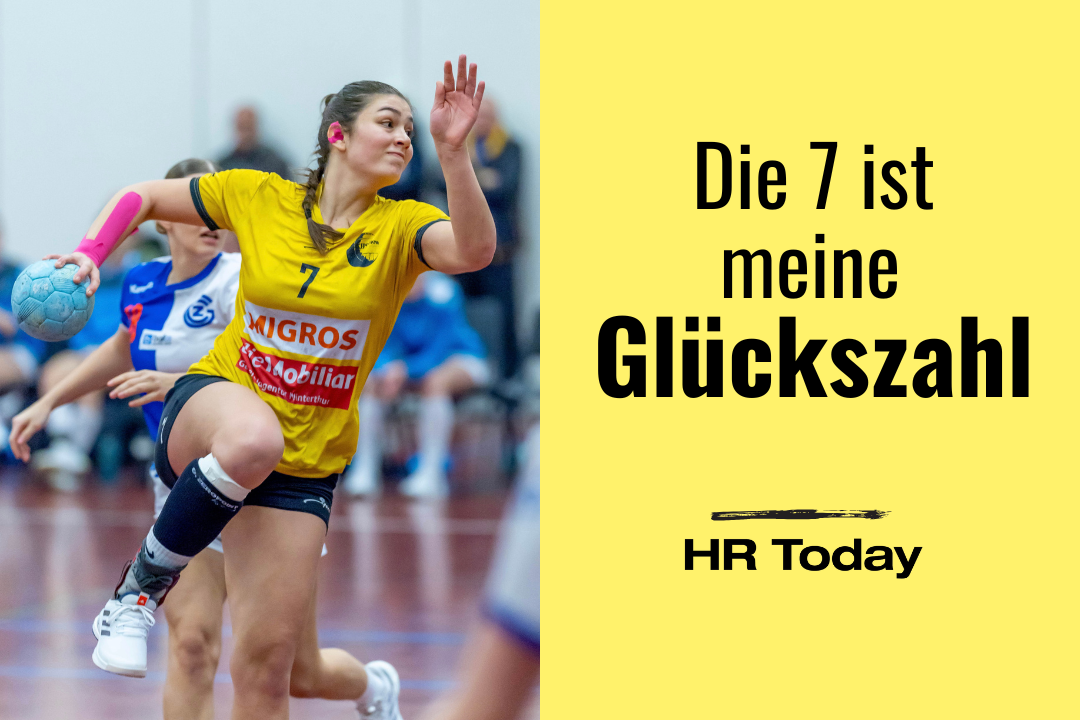 Zweiteilige Bildkomposition: Links eine Handballspielerin im gelben Trikot mit der Nummer 7 beim Sprungwurf, konzentriert und dynamisch in Aktion. Im Hintergrund sind weitere Spielerinnen und das Spielfeld sichtbar. Rechts auf gelbem Hintergrund der Text: „Die 7 ist meine Glückszahl“ in grosser schwarzer Schrift, darunter das Logo „HR Today“.