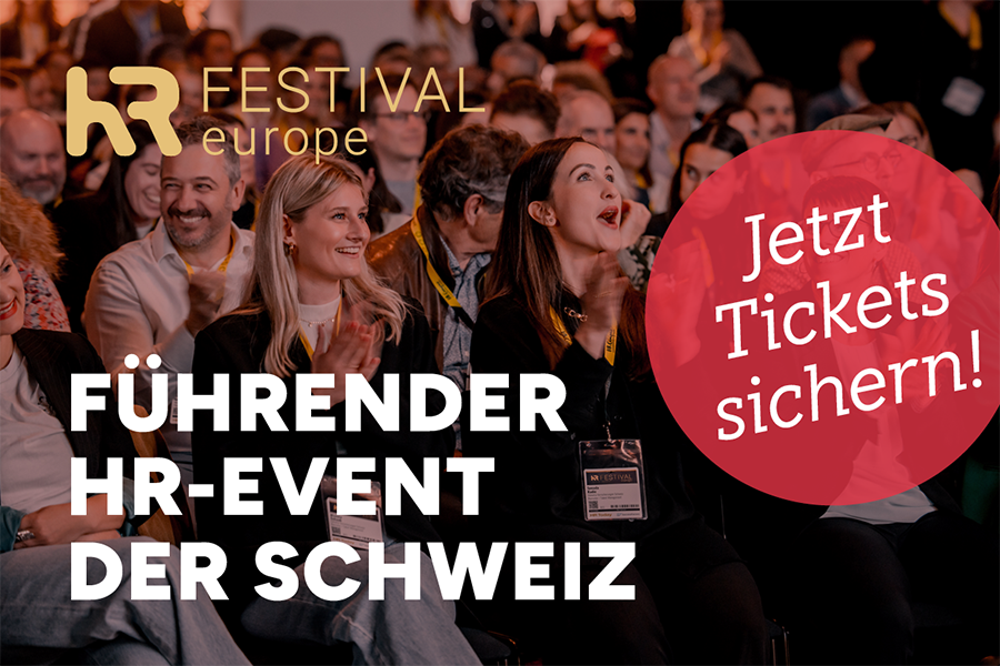 Begeistertes Publikum an einer Konferenz mit Fokus auf Human Resources; im Vordergrund sitzen lachende und applaudierende Teilnehmende mit Namensschildern. Links oben das Logo "HR Festival Europe", mittig der Text "Führender HR-Event der Schweiz", rechts ein roter Kreis mit dem Aufruf "Jetzt Tickets sichern!".